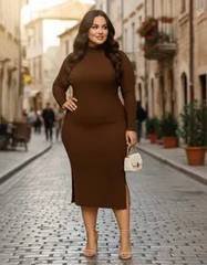 Vestido Plus Size Midi Canelado Manga Longa Gola Alta Fendas