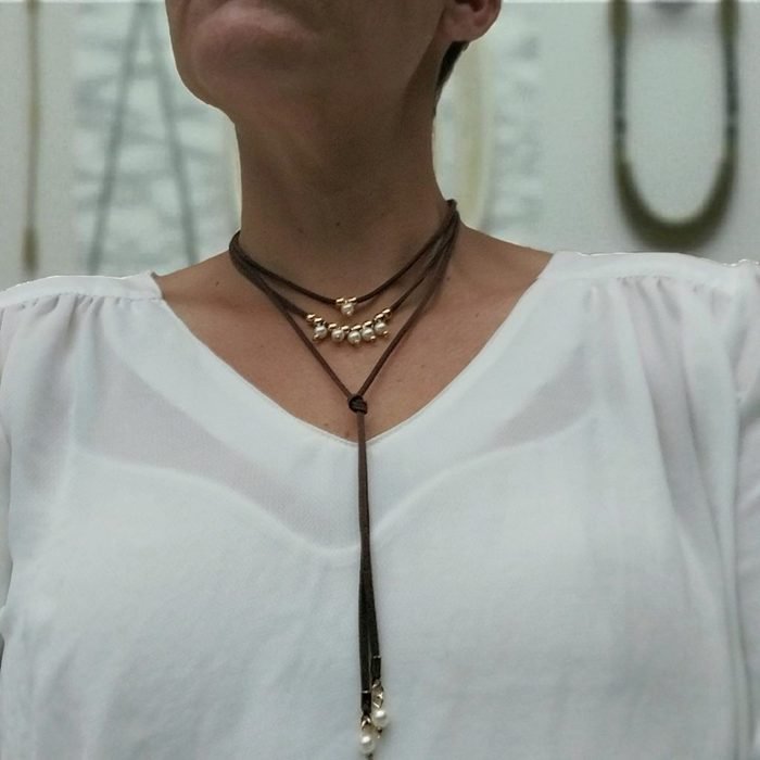 Chocker de camurça com 3 voltas e pérolas com dourado