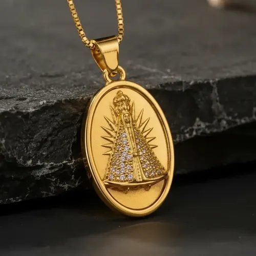 Colar Nossa Senhora Aparecida Dourado Pingente Oval Cravejado Religioso Católico Banhado a Ouro 24k 45cm