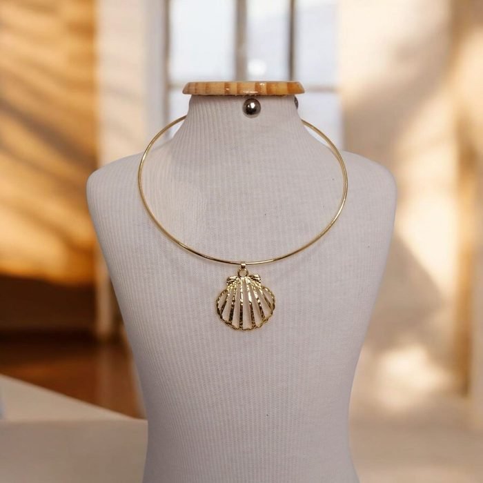 Chocker Aro Dourado com Pingente de Concha