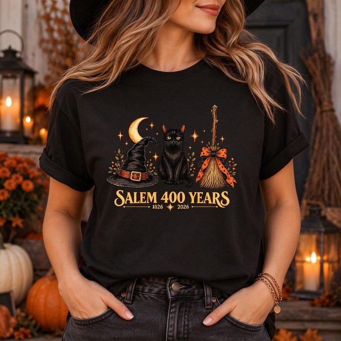 Camiseta Preta Unisex Alta Qualidade Design com Chapéu de Bruxa Gato Negro Vassoura Mágica Estampa Temática de Halloween